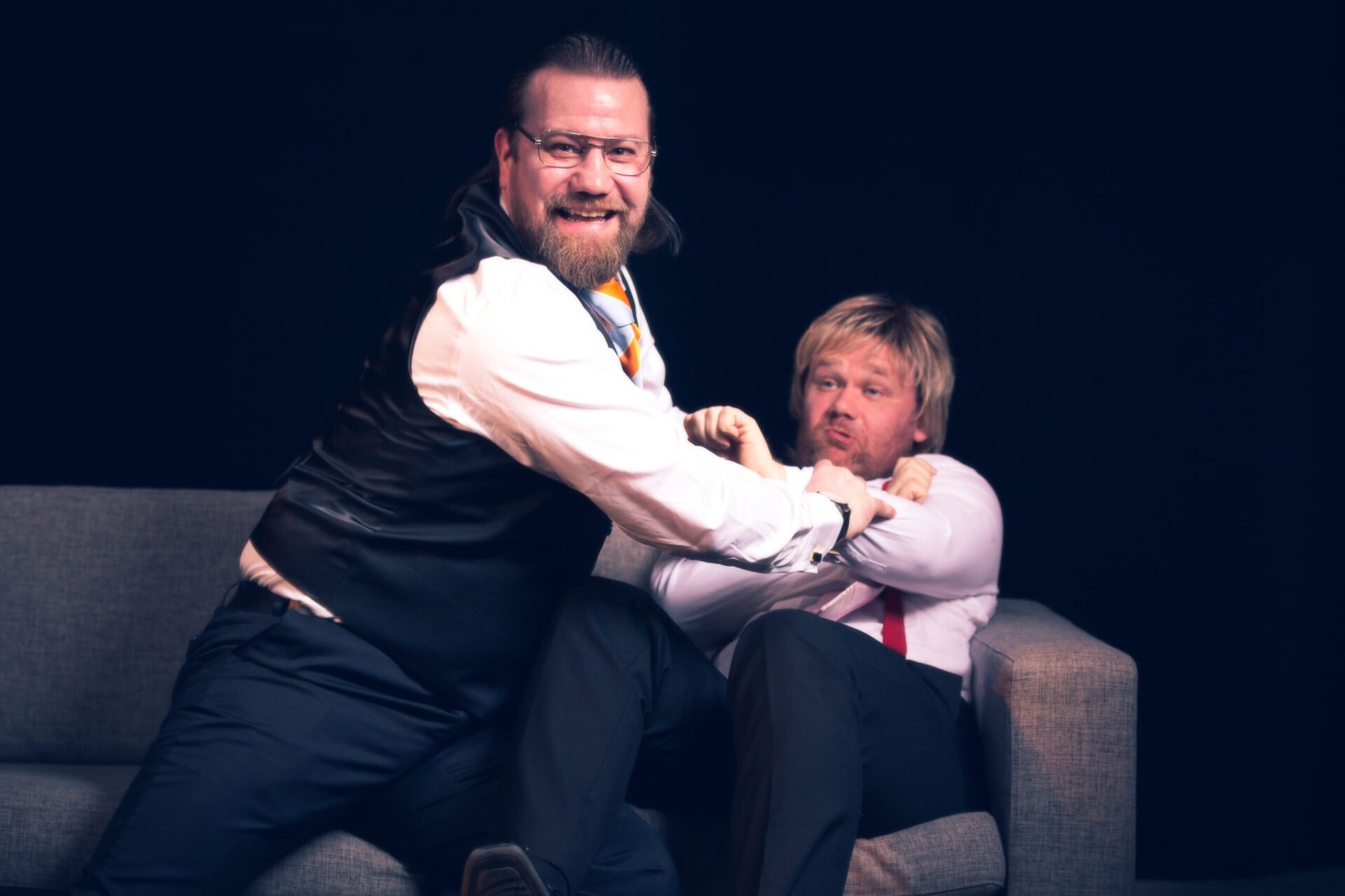 Kim Sørensen og Cato Skimten Storengen lekesloss i en sofa.