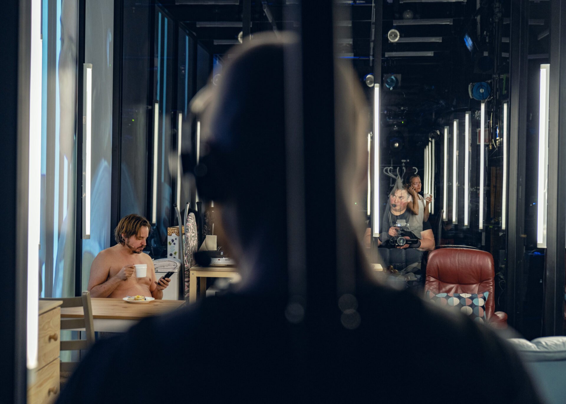 Mann som sitter ved spisebordet og drikker kaffe