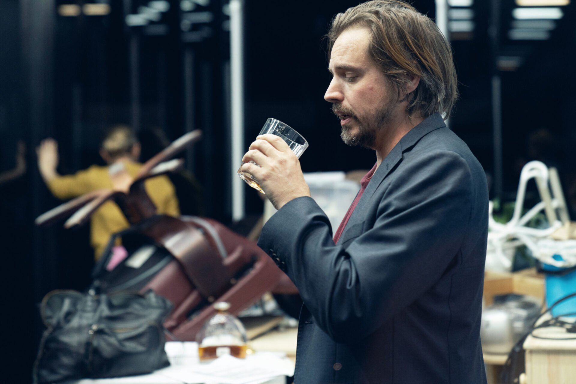 En mann drikker wiskey