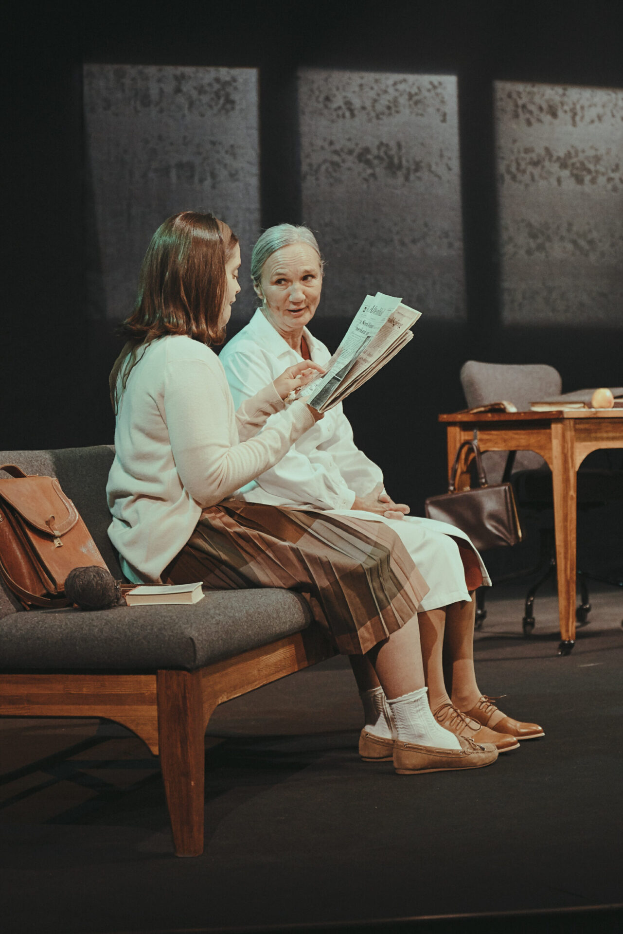 Mareike Wang leser fra en avis for Gretelill Tangen.