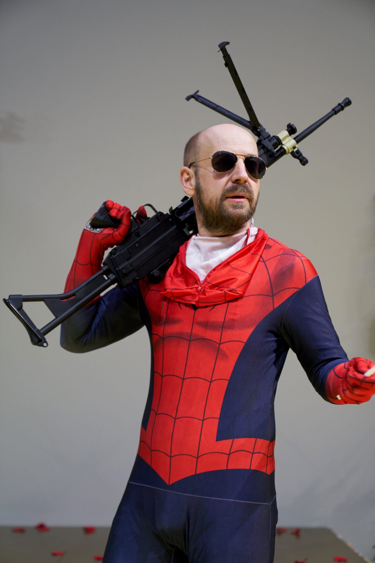 Øystein Martinsen med solbriller, spidermanndrakt og automatvåpen