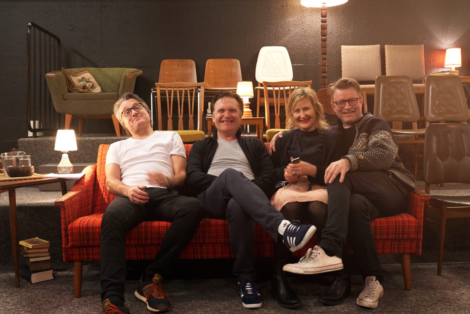 Simon Lay, Espen Hana, Norunn Furuholmen og Tom Haug sitter i en sofa.