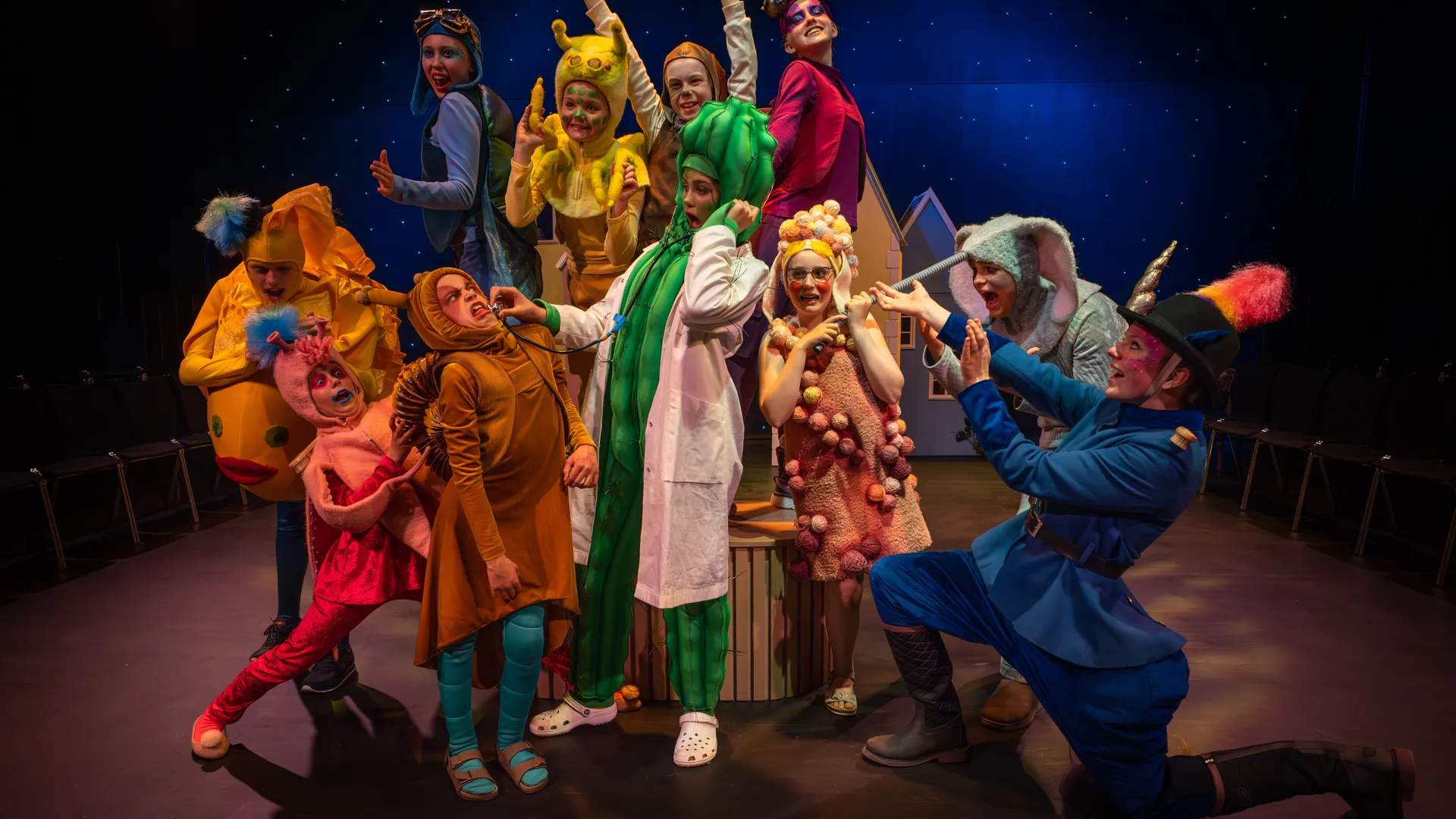 Medlemmer fra Barne- og ungdomsteatret i forestillingen Ulf er uvel