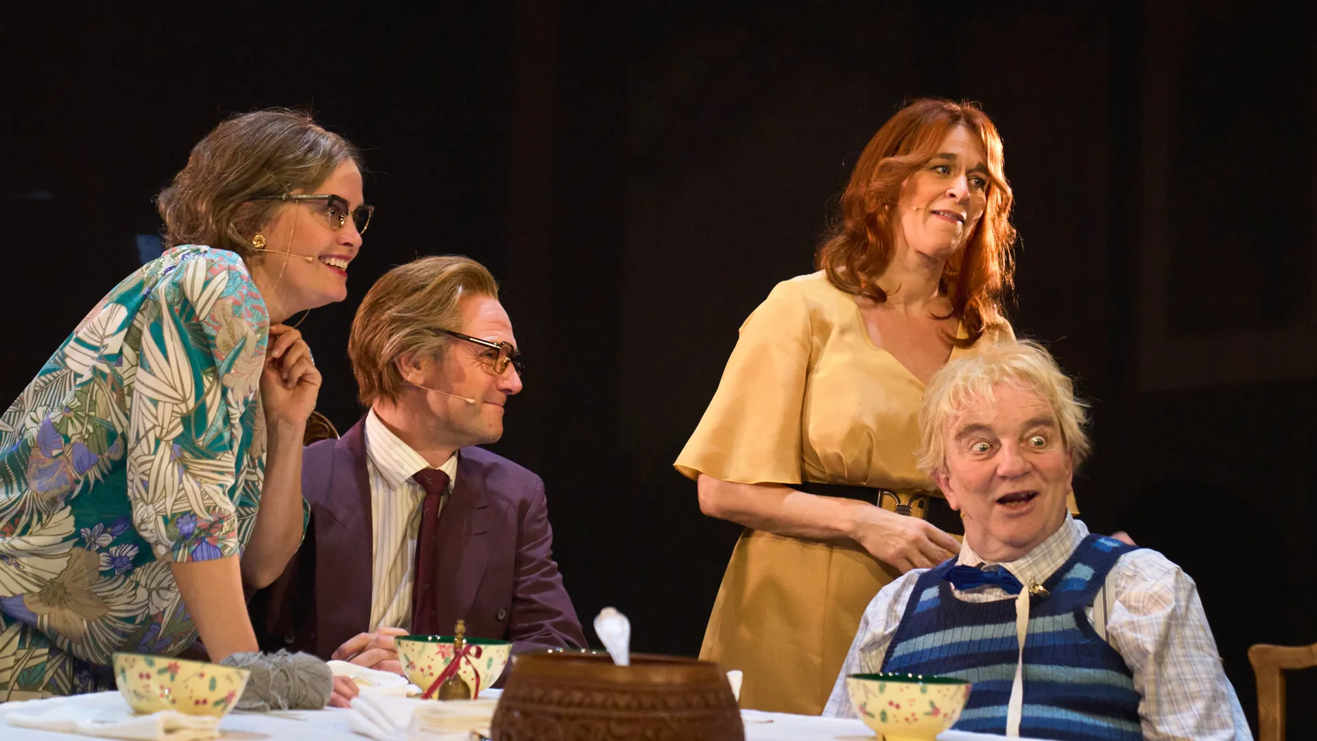 En gruppe mennesker som sitter rundt et bord.