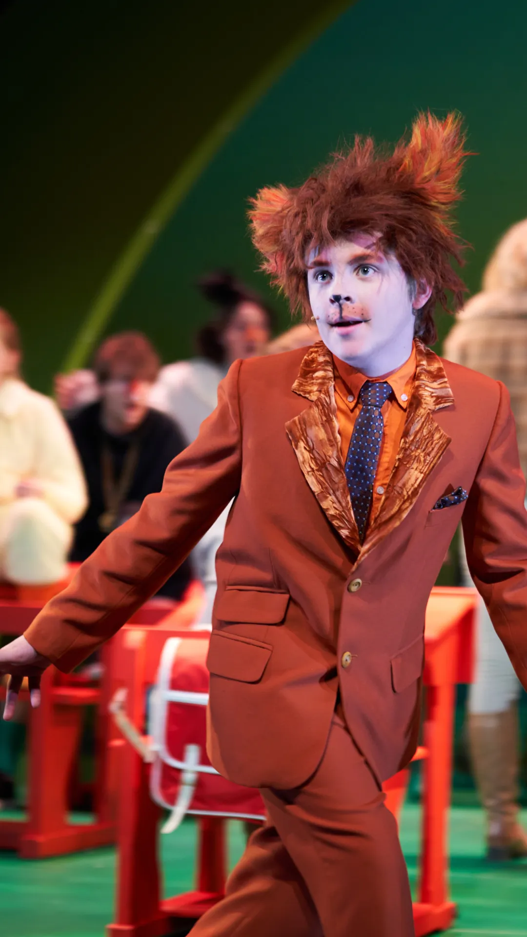 En gutt i revekostyme går over scenen