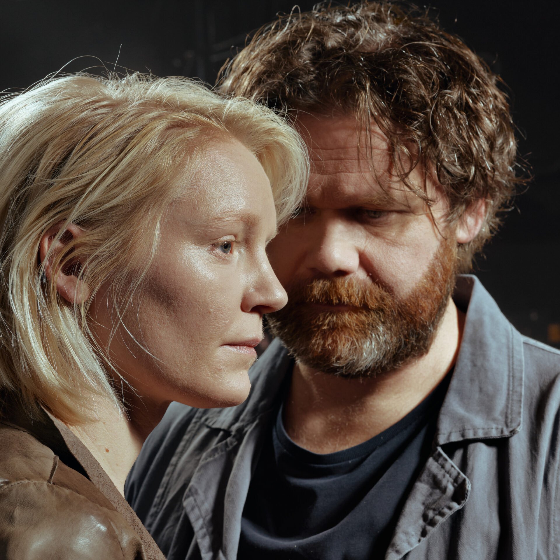 En mann stirrer intenst på en kvinne. Kvinnen ser bort fra mannen.