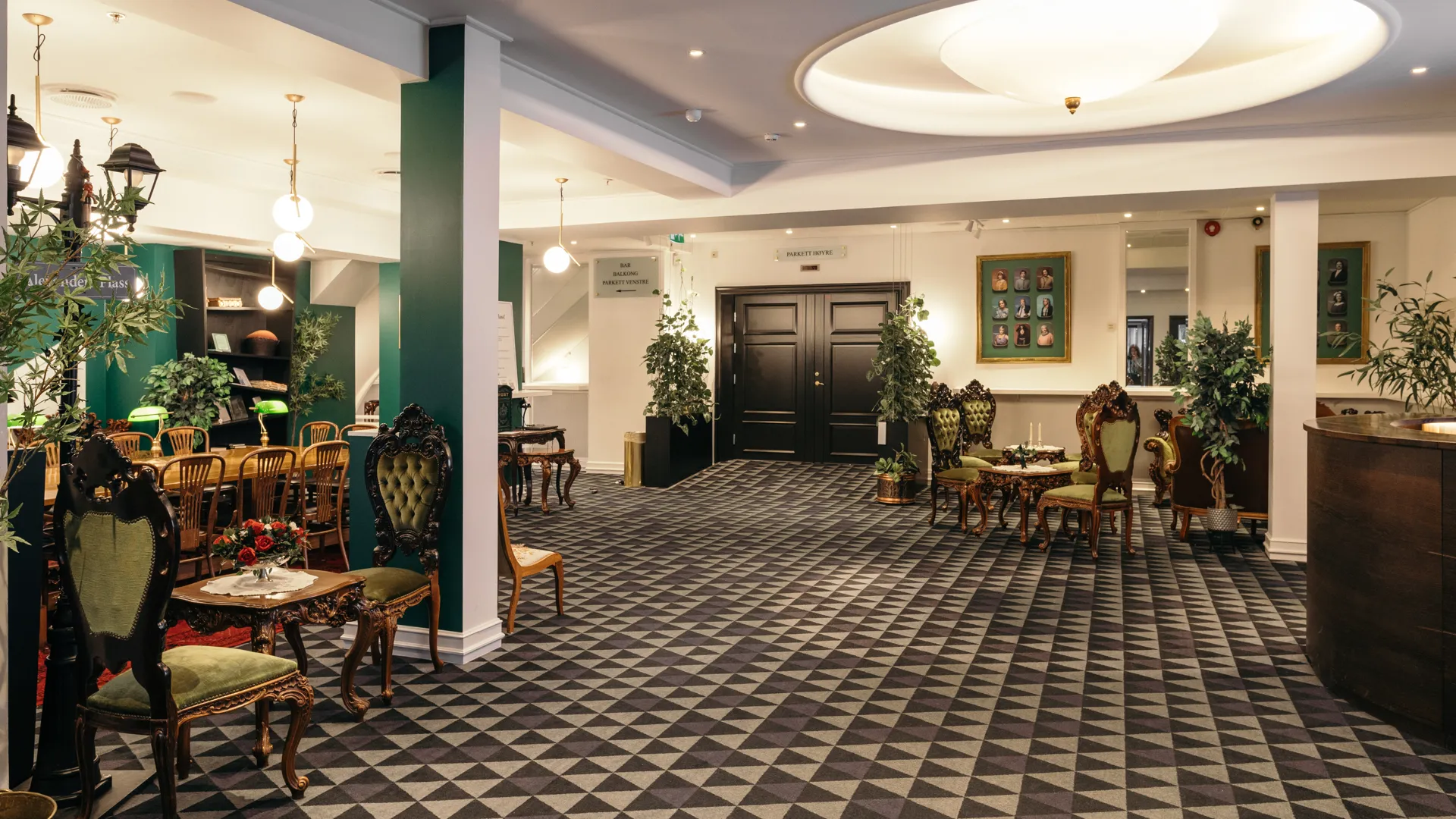 Bilde av foajeen til Rogaland Teater i forbindelse med Alexander.