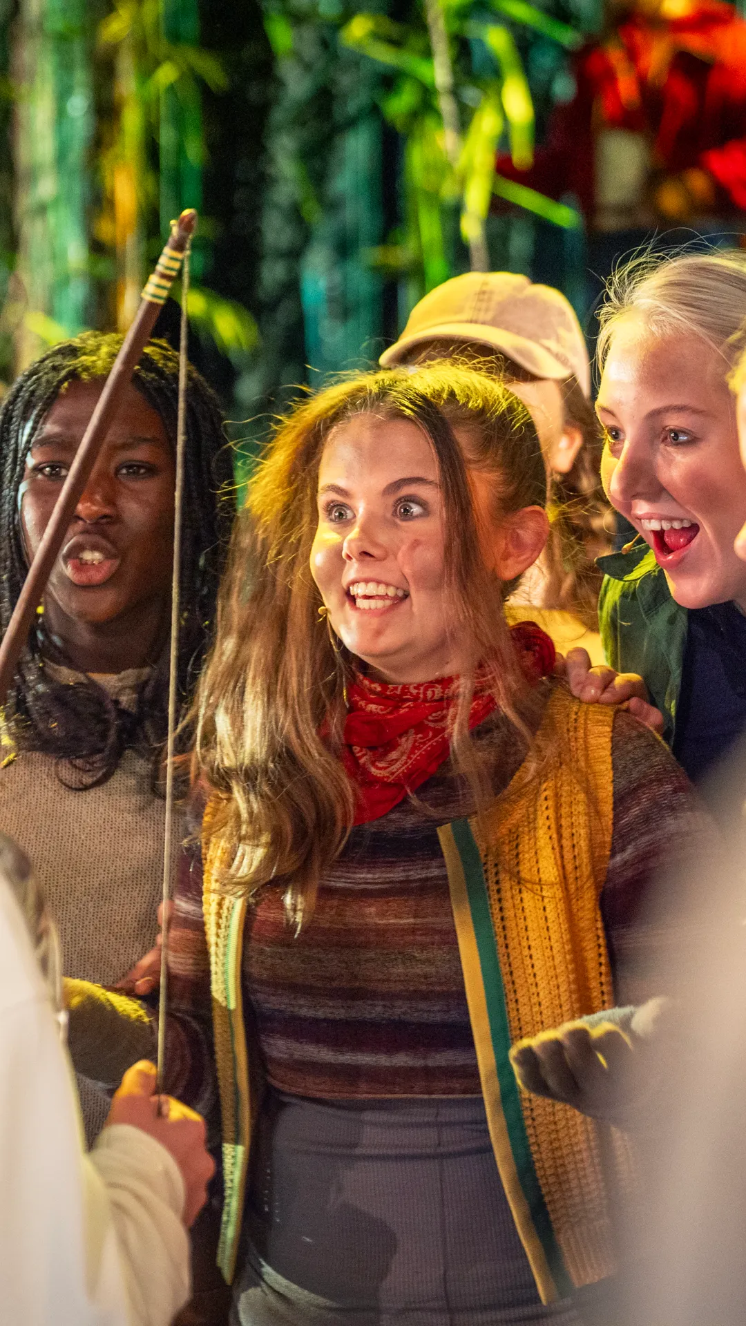 En gruppe unge skuespillere i Robin Hood-kostymer.