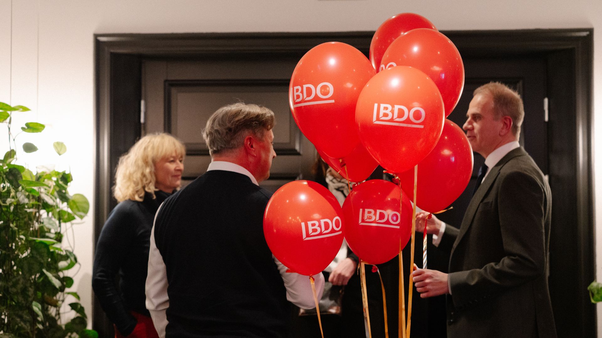 Markeds- og salgssjef ved Rogaland Teater Kirsti Bjerva, salgsdirektør i BDO Reid Krohn-Pettersen, og regionleder i BDO Stig Are Lauvnes står under BDO-ballonger.
