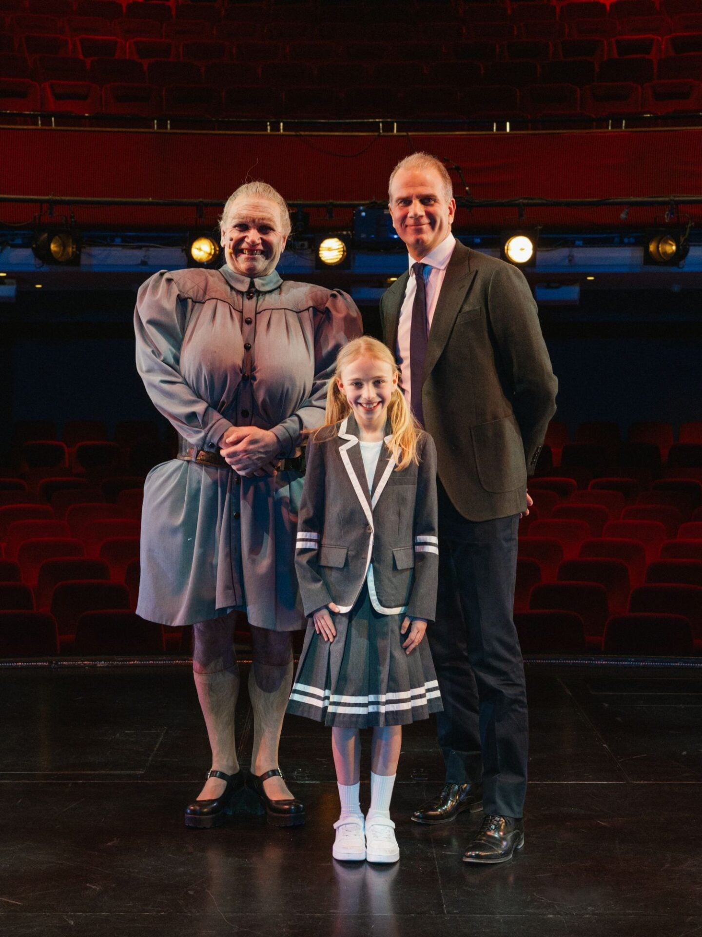 Espen Hana som frk Trunchbull og Frida Haugvaldstad som Matilda står med regionleder i BDO Stig Are Lauvnes.