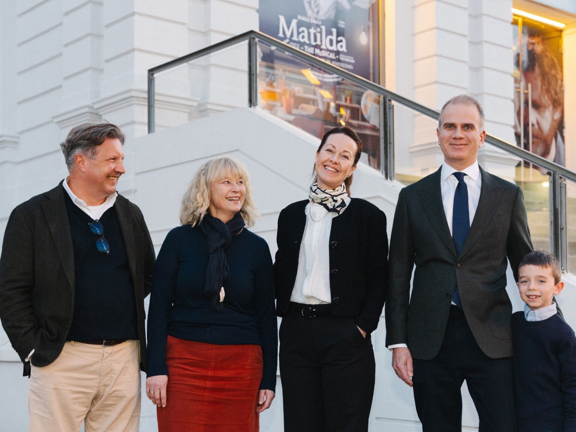 Salgsdirektør i BDO Reid Krohn-Pettersen, markeds- og salgssjef ved Rogaland Teater Kirsti Bjerva, sponsoransvarlig ved Rogaland Teater Marianne Bjørkelund og regionleder i BDO Stig Are Lauvnes med sin syv år gamle sønn står utenfor teateret.