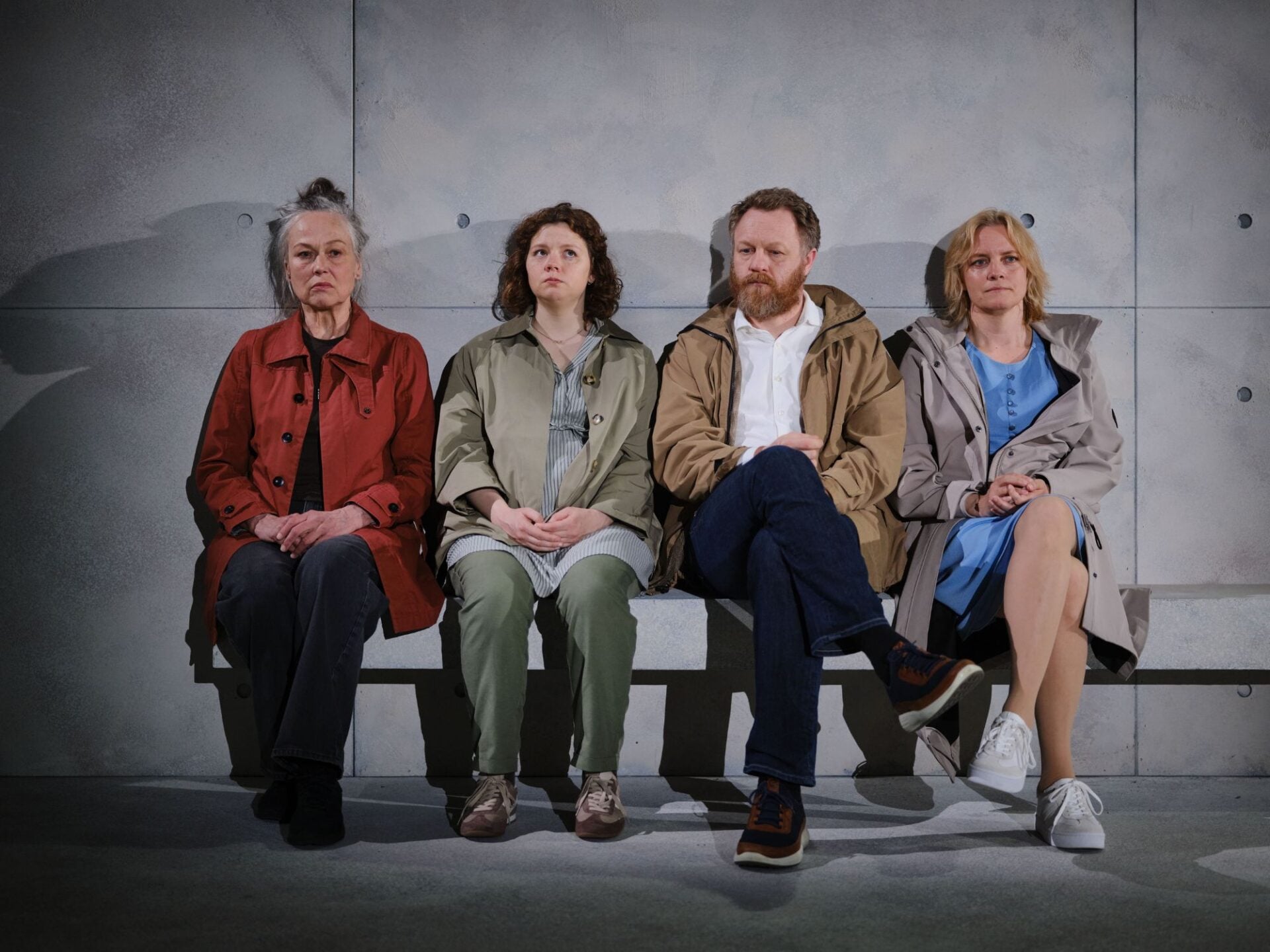 Glenn André Kaada, Nina Ellen Ødegård, Marianne Nilsen og Reidun Melvær Berge sitter langs en grå vegg.