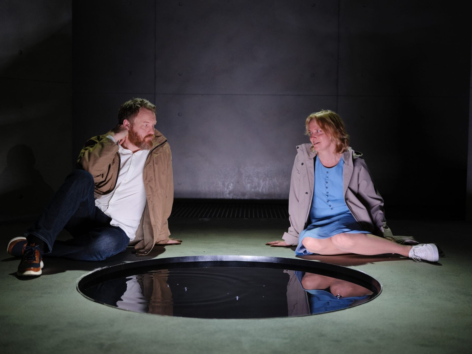 Glenn André Kaada og Nina Ellen Ødegård sitter ved et rundt vann.