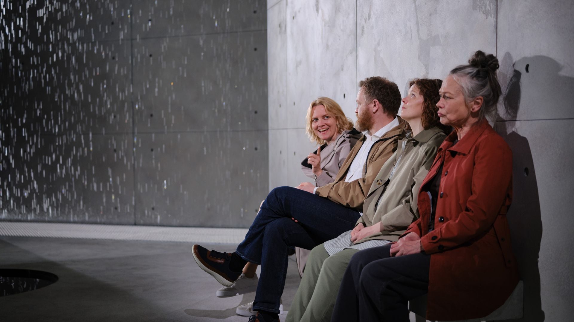Glenn André Kaada, Nina Ellen Ødegård, Marianne Nilsen og Reidun Melvær Berge sitter langs en grå vegg.