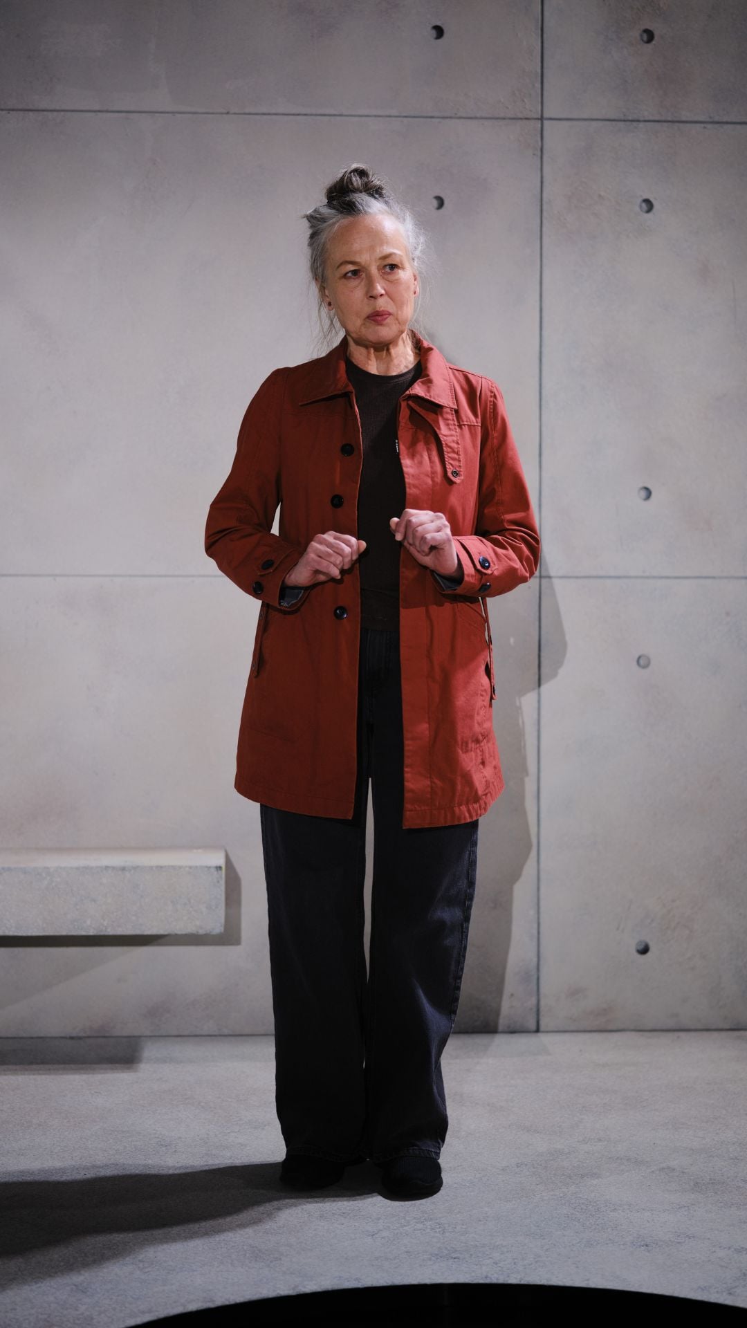 Marianne Nilsen står foran en grå vegg.