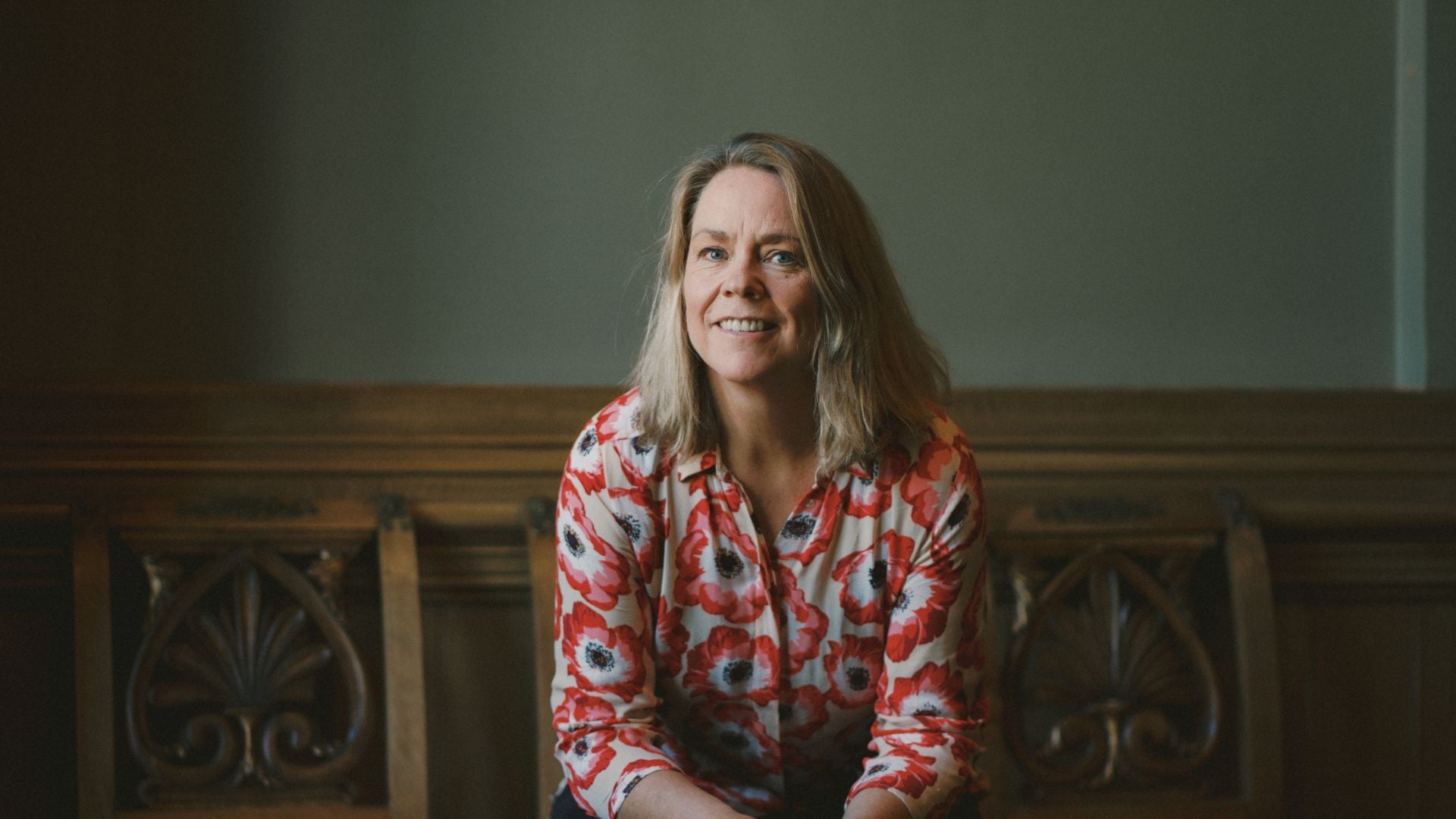 Historiker og konservator ved Stavanger Museum Mette Tveit sitter inne på en eldre stol.
