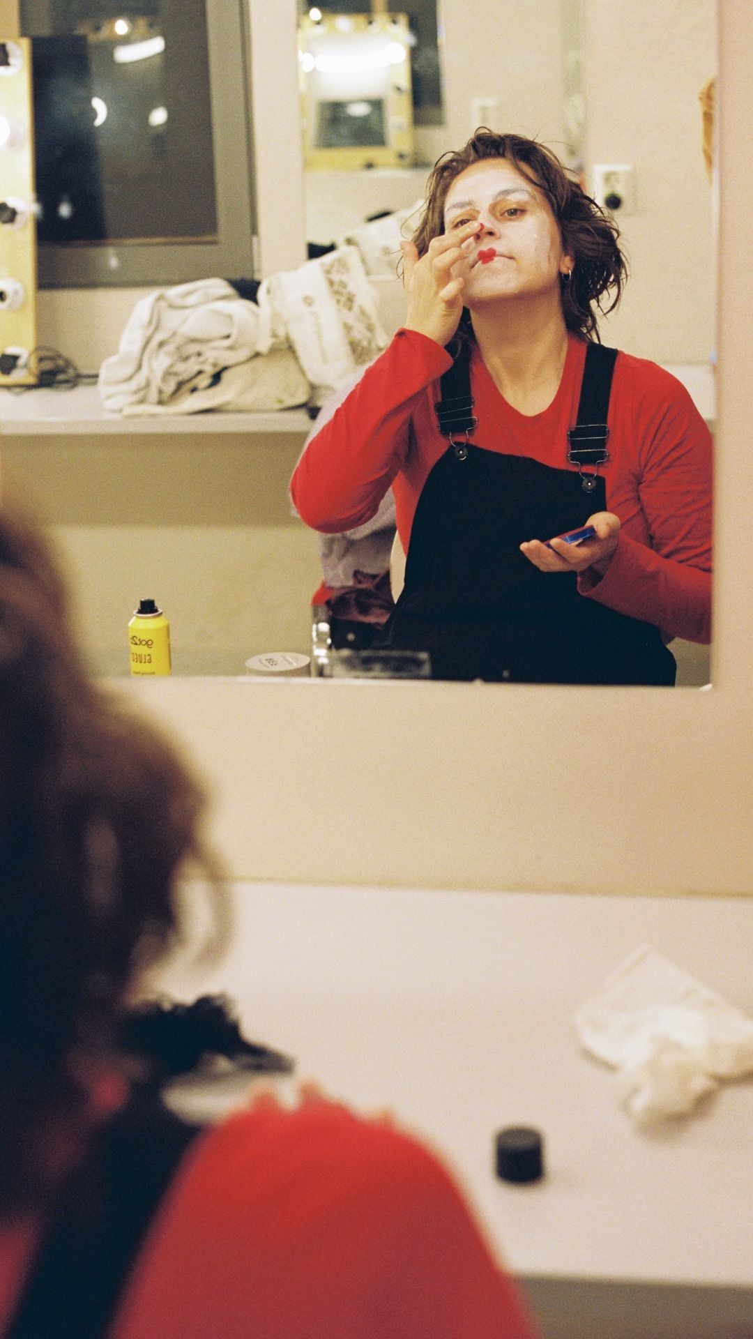 Marie Kallevik tar på seg klovnesminke backstage.