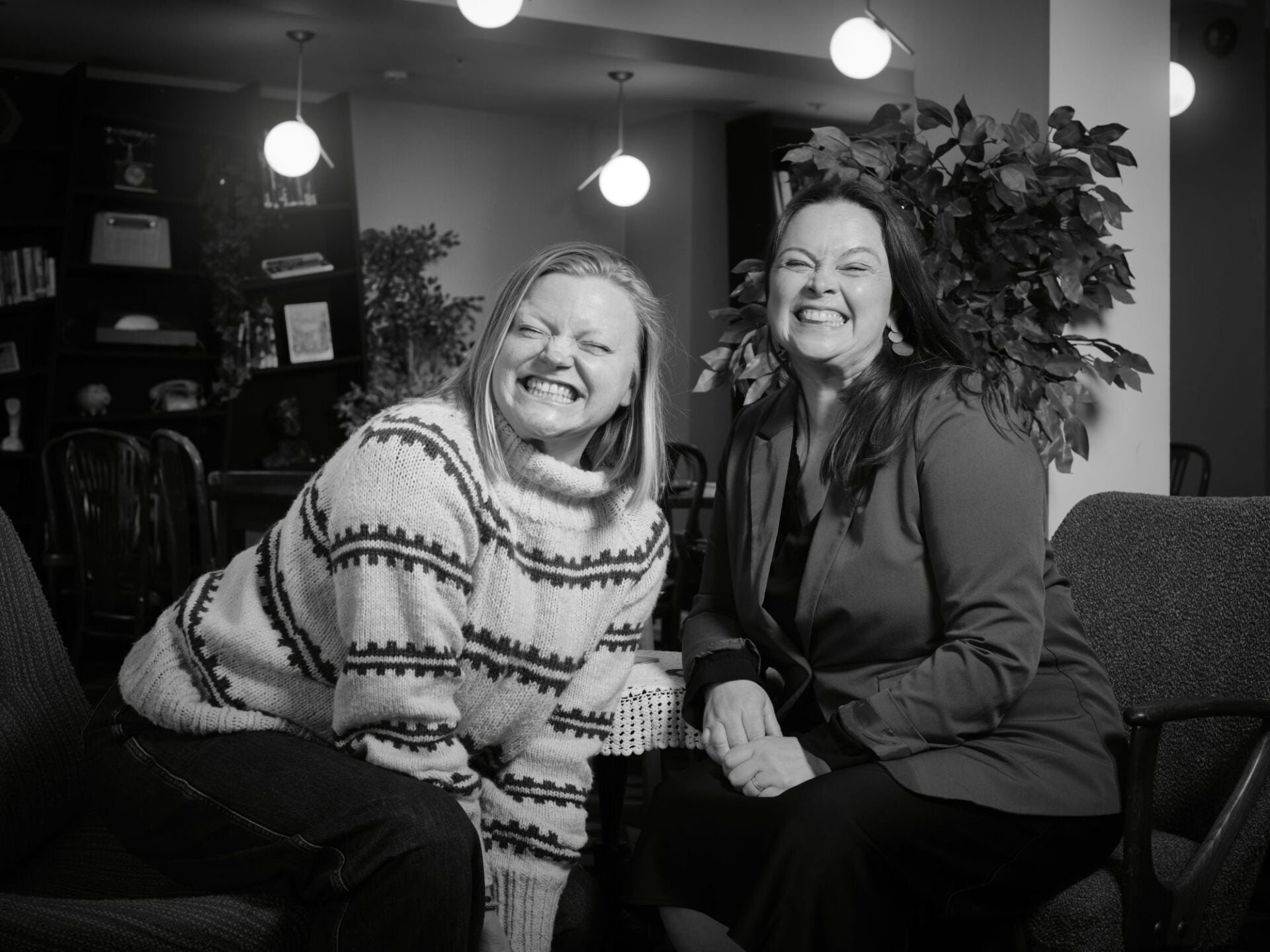 Nina Godtlibsen og Freja Rault-Lykkeberg gliser i teaterfoajéen.