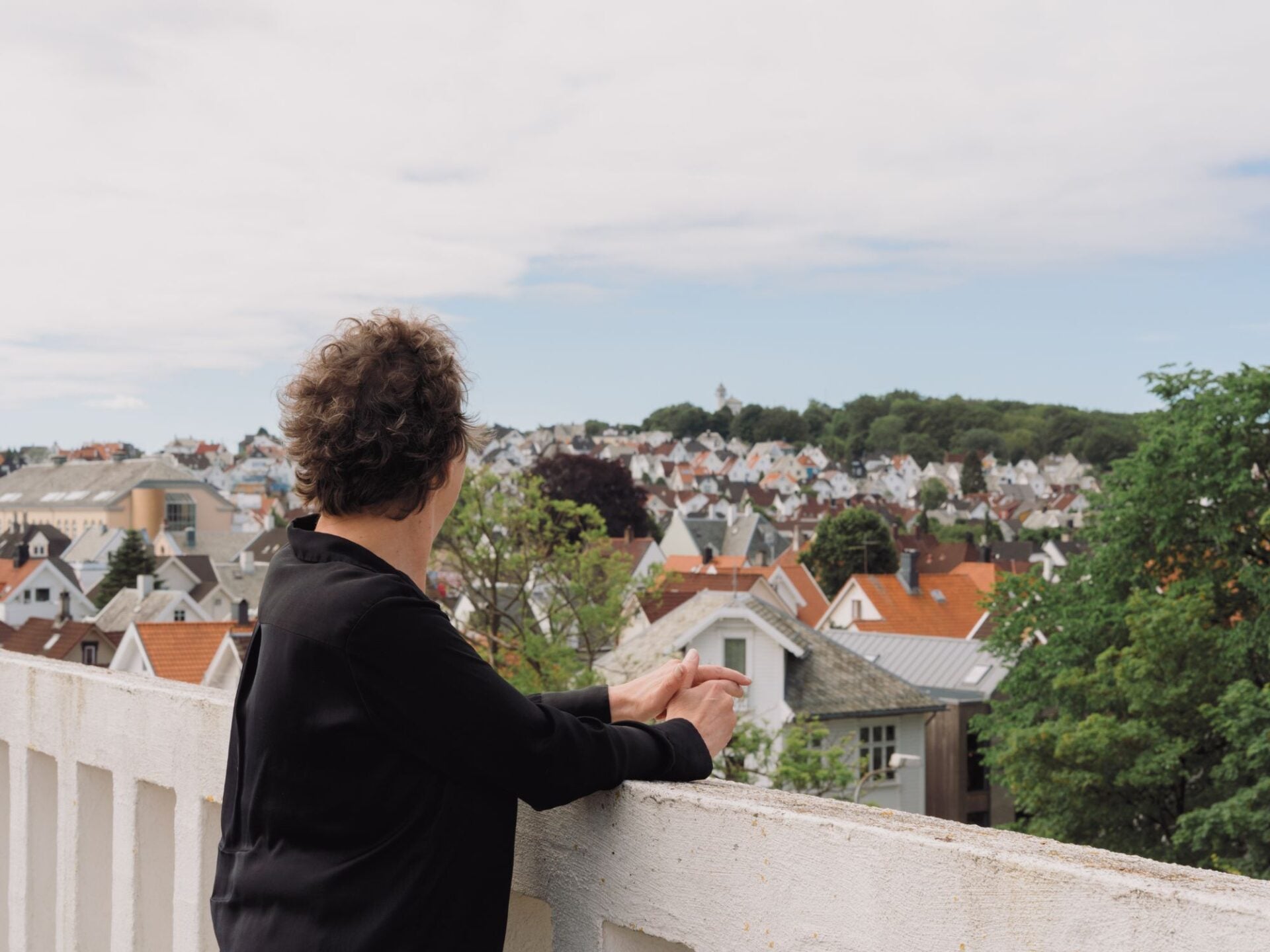 Ellen Math Henrichsen ser utover Stavanger.