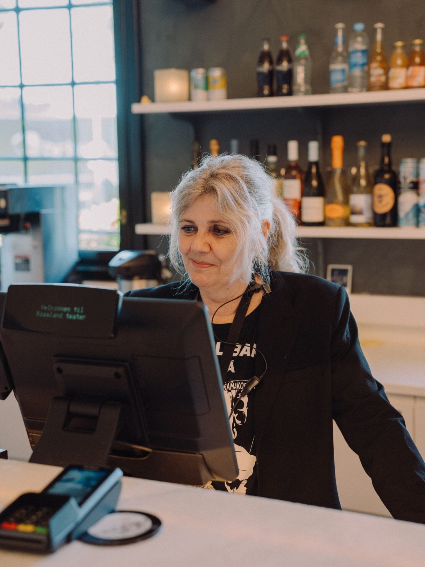 Martha Skåra står bak baren.