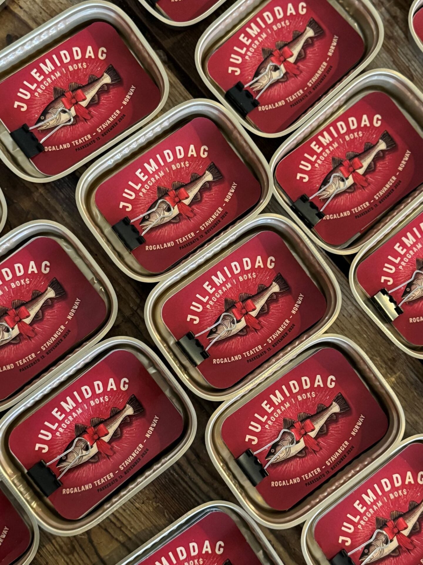 Programmet til forestillingen Julemiddag kommer på sildaboks.